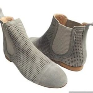 Pertini woman’s light grey suede booties